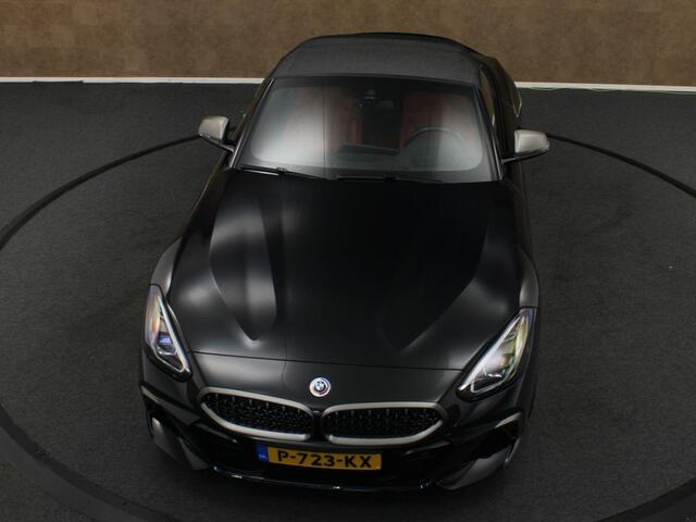 BMW Z4 Roadster M40i High Executive - 6 CILINDER MOTOR - 340 PK!! - LEDEREN BEKLEDING - ELEKTRISCHE STOELVERSTELLING VOORSTOELEN - ELEKTRISCHE KAP - NAVIGATIE - SCHAKELFLIPPERS ACHTER HET STUUR - HARMAN KARDON AUDIO - VOORSTOELEN VERWARMD - WINDSCHERM - MICHELIN PILOT SUPER SPORT BANDEN - 19 INCH LICHT METALEN VELGEN - HEAD UP DISPLAY - ACHTERWIELAANDRIJVING