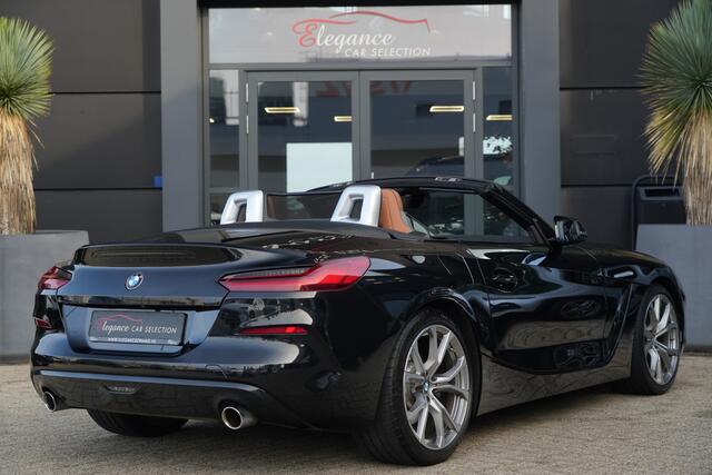 BMW Z4 Roadster sDrive20i Sportline High Executive | 198PK | Stoelverwarming | HUD | Stuurverwarming | HarmanKardon | BMW Z4 Roadster sDrive20i Sportline High Executive 198 PK met 2.0-liter viercilinder benzinemotor, lederen Vernasca bekleding, Head-up display, full-map navigatie, Apple CarPlay/Android Auto,