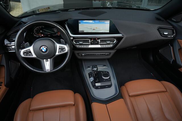 BMW Z4 Roadster sDrive20i Sportline High Executive | 198PK | Stoelverwarming | HUD | Stuurverwarming | HarmanKardon | BMW Z4 Roadster sDrive20i Sportline High Executive 198 PK met 2.0-liter viercilinder benzinemotor, lederen Vernasca bekleding, Head-up display, full-map navigatie, Apple CarPlay/Android Auto,