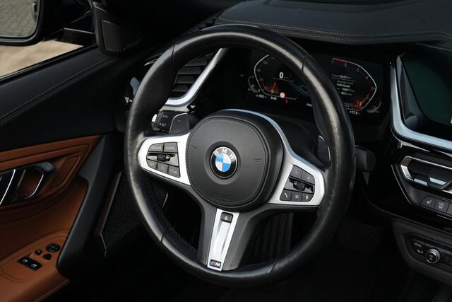 BMW Z4 Roadster sDrive20i Sportline High Executive | 198PK | Stoelverwarming | HUD | Stuurverwarming | HarmanKardon | BMW Z4 Roadster sDrive20i Sportline High Executive 198 PK met 2.0-liter viercilinder benzinemotor, lederen Vernasca bekleding, Head-up display, full-map navigatie, Apple CarPlay/Android Auto,