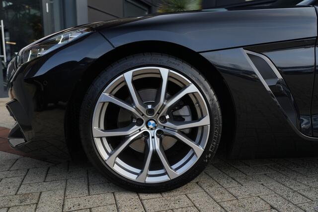 BMW Z4 Roadster sDrive20i Sportline High Executive | 198PK | Stoelverwarming | HUD | Stuurverwarming | HarmanKardon | BMW Z4 Roadster sDrive20i Sportline High Executive 198 PK met 2.0-liter viercilinder benzinemotor, lederen Vernasca bekleding, Head-up display, full-map navigatie, Apple CarPlay/Android Auto,