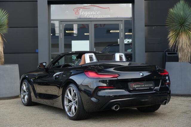 BMW Z4 Roadster sDrive20i Sportline High Executive | 198PK | Stoelverwarming | HUD | Stuurverwarming | HarmanKardon | BMW Z4 Roadster sDrive20i Sportline High Executive 198 PK met 2.0-liter viercilinder benzinemotor, lederen Vernasca bekleding, Head-up display, full-map navigatie, Apple CarPlay/Android Auto,