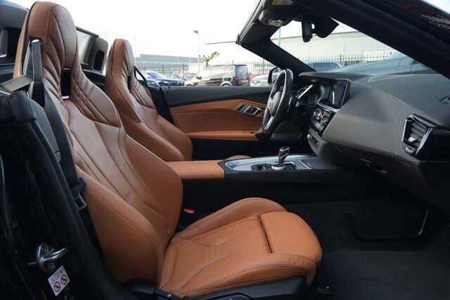 BMW Z4 Roadster sDrive20i Sportline High Executive | 198PK | Stoelverwarming | HUD | Stuurverwarming | HarmanKardon | BMW Z4 Roadster sDrive20i Sportline High Executive 198 PK met 2.0-liter viercilinder benzinemotor, lederen Vernasca bekleding, Head-up display, full-map navigatie, Apple CarPlay/Android Auto,