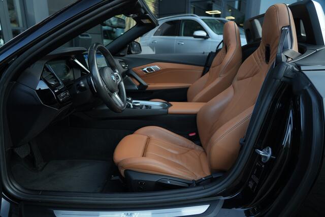 BMW Z4 Roadster sDrive20i Sportline High Executive | 198PK | Stoelverwarming | HUD | Stuurverwarming | HarmanKardon | BMW Z4 Roadster sDrive20i Sportline High Executive 198 PK met 2.0-liter viercilinder benzinemotor, lederen Vernasca bekleding, Head-up display, full-map navigatie, Apple CarPlay/Android Auto,