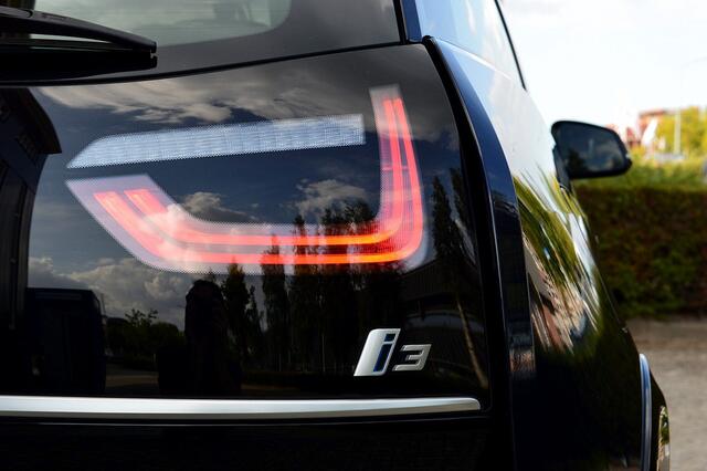 BMW i3 Basis 120Ah 42 kWh Rijklaarprijs-Garantie Warmtepomp Navigatie Led Airco