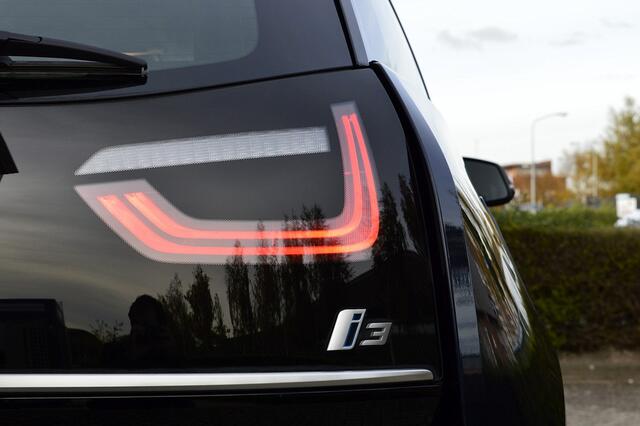 BMW i3 Basis iPerformance 94Ah 33 kWh Rijklaarprijs-Garantie Navigatie Airco warmte pomp Camera 90% SOH