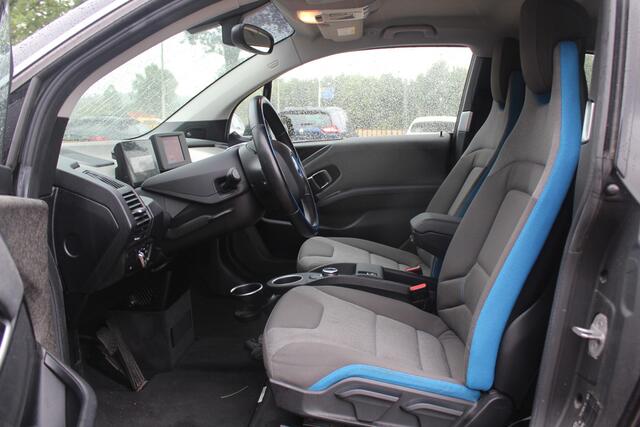 BMW i3 Basis 120Ah 42 kWh / Navigatie / 19'' / Parkeerhulp achter / Navigatie / Harman Kardon / Stoelverwarming / Cruise Control / Warmtepomp / Getint glas