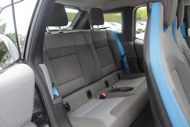 BMW i3 Basis 120Ah 42 kWh / Navigatie / 19'' / Parkeerhulp achter / Navigatie / Harman Kardon / Stoelverwarming / Cruise Control / Warmtepomp / Getint glas