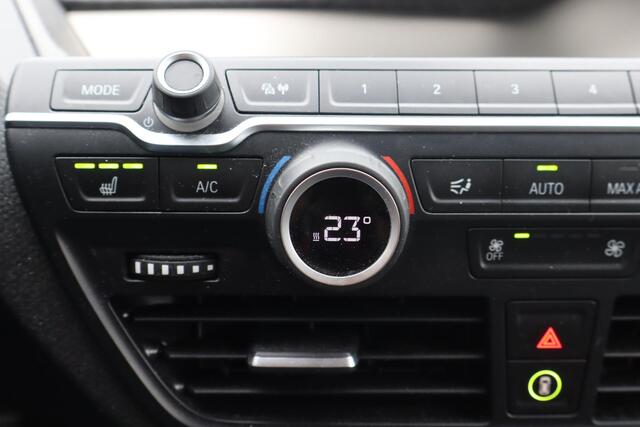 BMW i3 Basis iPerformance 94Ah 33 kWh 89,6% SOH, Climate control, Navigatie, Camera, Stoelverwarming, Auto wordt op dit moment gereinigd.