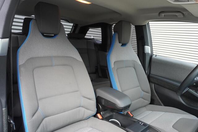 BMW i3 i3s 120Ah Comfort Access | Achteruitrijcamera | Driving Assistant Plus | Elektrisch verwarmde voorstoelen | 20 inch lichtmetalen i light wielen Dubbelspaak