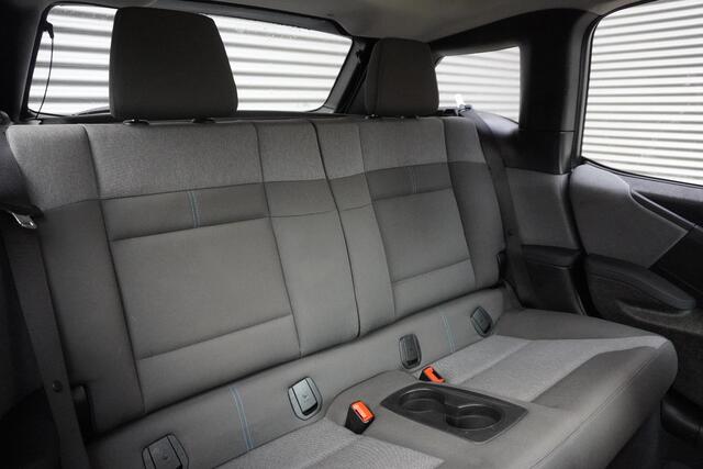 BMW i3 i3s 120Ah Comfort Access | Achteruitrijcamera | Driving Assistant Plus | Elektrisch verwarmde voorstoelen | 20 inch lichtmetalen i light wielen Dubbelspaak