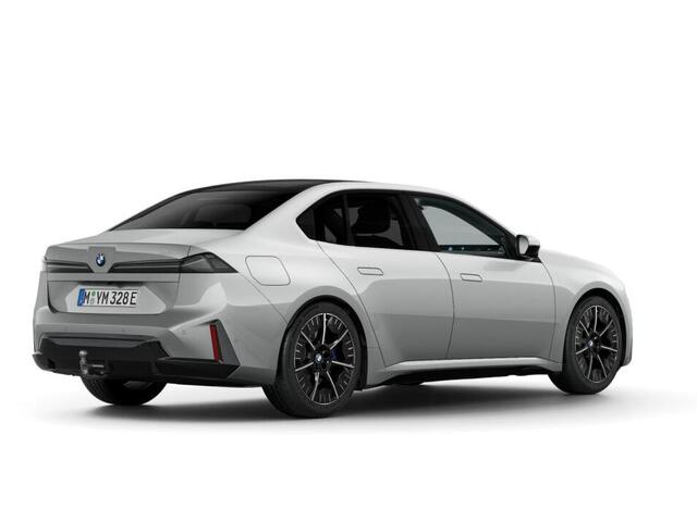 BMW i3 50 xDrive | First Edition | M Sportpakket | Panoramadak | Trekhaak | Harman Kardon | Verlichte Iconic Glow Grille