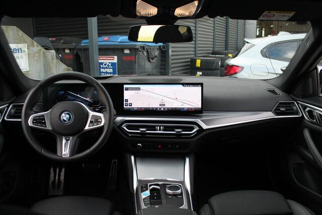 BMW i4 eDrive35 High Executive M Sport / Schuif-kanteldak / Trekhaak / Stoelverwarming / Active Cruise Control / Parking Assistant / Live Cockpit Professional / Stuurverwarming