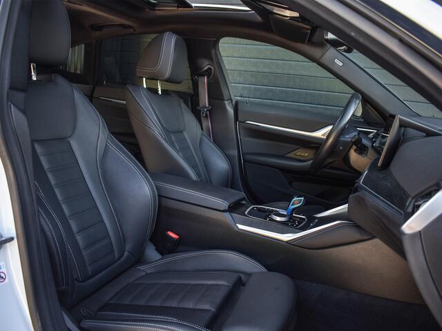 BMW i4 eDrive40 High EXECUTIVE 84 kWh | M-SPORT | SCHUIFDAK | SHADOW-LINE | NL- AUTO | CAMERA | HEAD-UP | TREKHAAK | MEMORY SEATS | AMBIANCE INTERIEUR |