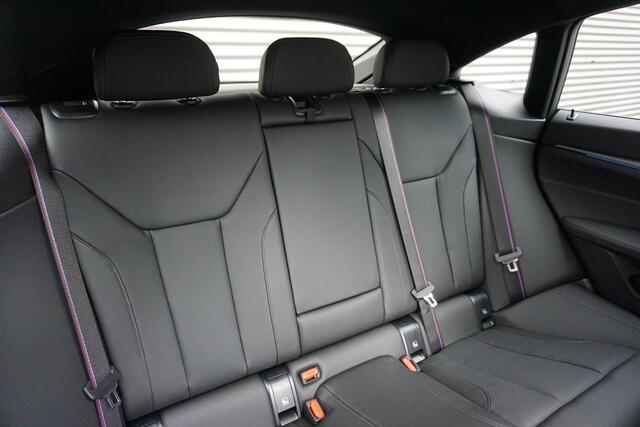 BMW i4 Gran Coupé eDrive35 M Sportpakket Pro | Comfort Pack | Elektrisch bediend glazen schuif-/kanteldak | HiFi System | 19 inch LM M Y-spaak (styling 859 M)