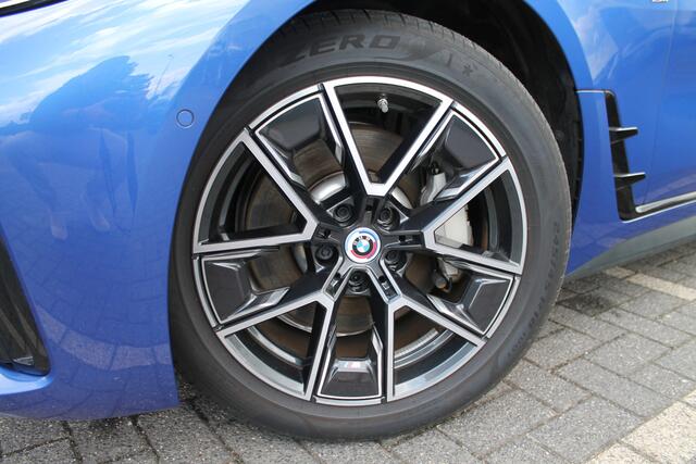 BMW i4 eDrive40 / Schuif-kanteldak / Achteruitrijcamera / Live Cockpit Plus / Parking Assistant / Stoelverwarming