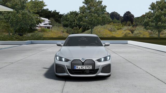 BMW i4 eDrive35 Gran Coupé M Sport / Achteruitrijcamera / Adaptieve LED / Active Cruise Control / Stoelverwarming / Live Cockpit Plus
