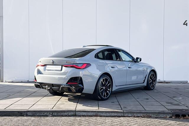 BMW i4 M50 High Executive M-Sport Pro 19 Inch / Electrische Zwenkhaak / Glazen Schuifdak / Getinte Ramen Achter / Binnen & Buitenspiegel Automatisch Dimmend / Electrisch Verstelbare Voorstoelen / Active Cruise Control / Driving Assistant / Laser Light / Harman K