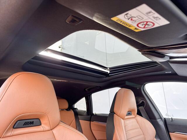 BMW i4 M50 High Executive M-Sport Pro 19 Inch / Electrische Zwenkhaak / Glazen Schuifdak / Getinte Ramen Achter / Binnen & Buitenspiegel Automatisch Dimmend / Electrisch Verstelbare Voorstoelen / Active Cruise Control / Driving Assistant / Laser Light / Harman K