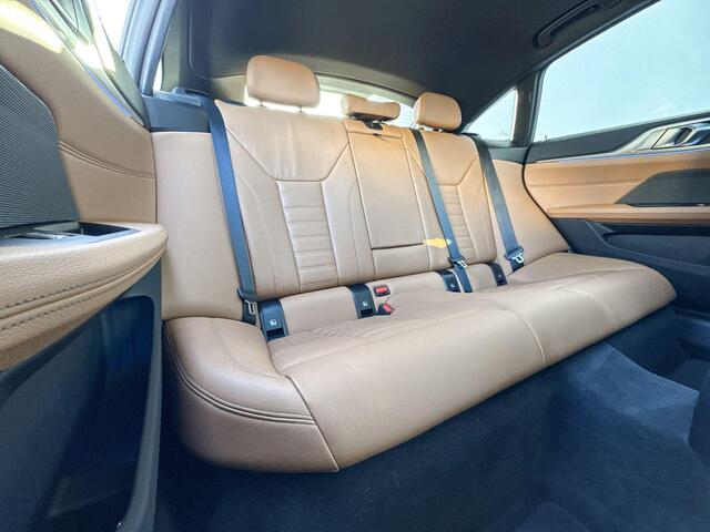 BMW i4 M50 High Executive M-Sport Pro 19 Inch / Electrische Zwenkhaak / Glazen Schuifdak / Getinte Ramen Achter / Binnen & Buitenspiegel Automatisch Dimmend / Electrisch Verstelbare Voorstoelen / Active Cruise Control / Driving Assistant / Laser Light / Harman K