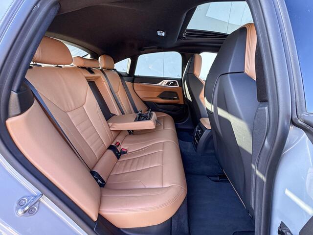 BMW i4 M50 High Executive M-Sport Pro 19 Inch / Electrische Zwenkhaak / Glazen Schuifdak / Getinte Ramen Achter / Binnen & Buitenspiegel Automatisch Dimmend / Electrisch Verstelbare Voorstoelen / Active Cruise Control / Driving Assistant / Laser Light / Harman K