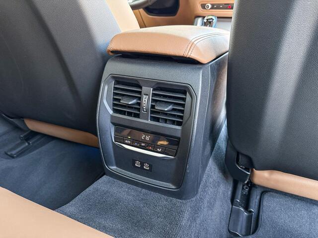 BMW i4 M50 High Executive M-Sport Pro 19 Inch / Electrische Zwenkhaak / Glazen Schuifdak / Getinte Ramen Achter / Binnen & Buitenspiegel Automatisch Dimmend / Electrisch Verstelbare Voorstoelen / Active Cruise Control / Driving Assistant / Laser Light / Harman K