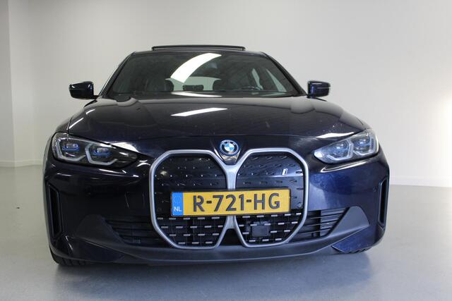 BMW i4 eDrive40 High Executive 84 kWh | SCHUIF/-KANTELDAK | CARPLAY | DAB | NAVIGATIE | HARMAN/KARDON | CAM |
