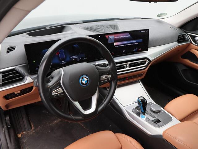 BMW i4 eDrive40 84 kWh 340 Pk Automaat | Head-Up | Adaptive Cruise | Bruin leder | Virtual Cockpit | Achteruitrijcamera | Elektrische Achterklep | 17 Inch