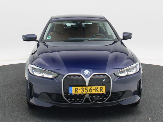 BMW i4 eDrive40 84 kWh 340 Pk Automaat | Head-Up | Adaptive Cruise | Bruin leder | Virtual Cockpit | Achteruitrijcamera | Elektrische Achterklep | 17 Inch