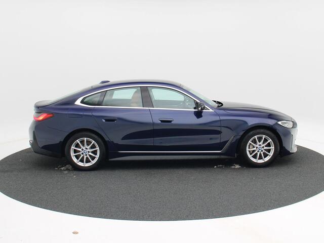 BMW i4 eDrive40 84 kWh 340 Pk Automaat | Head-Up | Adaptive Cruise | Bruin leder | Virtual Cockpit | Achteruitrijcamera | Elektrische Achterklep | 17 Inch