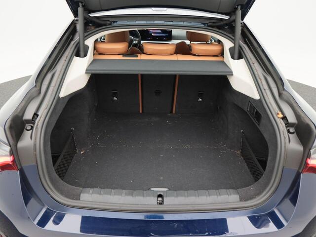 BMW i4 eDrive40 84 kWh 340 Pk Automaat | Head-Up | Adaptive Cruise | Bruin leder | Virtual Cockpit | Achteruitrijcamera | Elektrische Achterklep | 17 Inch