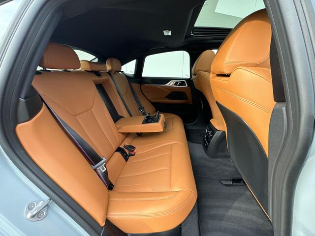 BMW i4 xDrive40 M-Sport Pro Stuurwielrand Verwarming / Comfort Acces / Electrische Zwenkhaak / Getinte Ramen Achter / Binnen & Buitenspiegel Automatisch Dimmend / Adaptieve Led Koplampen / Driving Prof / Hifi