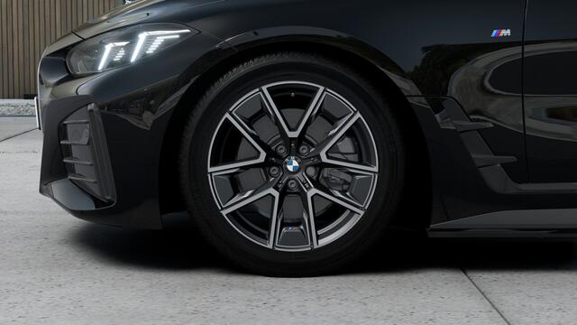 BMW i4 eDrive35 M Sport / Achteruitrijcamera / Live Cockpit Plus / Parking Assistant / Stoelverwarming / Widescreen Display