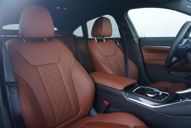 BMW i4 eDrive40 M Sportpakket Pro 19'' / Individual Interieur / Schuif-/kanteldak / Elektrisch verstelbare stoelen / Harman Kardon / Trekhaak