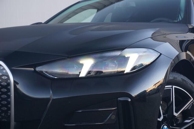 BMW i4 eDrive40 M Sportpakket 18'' / Head-Up Display / Parking Assistant Plus / Schuif-/kanteldak / Trekhaak