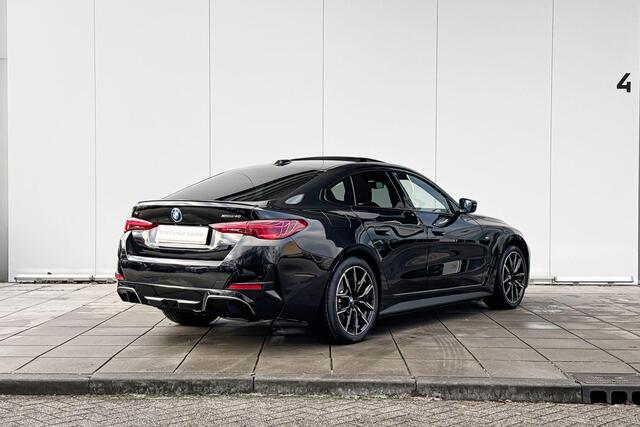 BMW i4 xDrive40 M-Sport Pro / Glazen Schuifdak / Comfort Acces / Adaptieve LED Koplampen / Trekhaak Elektrisch Wegklapbaar / Getinte Ramen / 19"