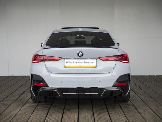 BMW i4 eDrive35 | M Sportpakket | Comfort Pack | Stuurwielrand verwarmd | Comfort Access | Achteruitrijcamera | Schuif-/kanteldak | Stoelverwarming