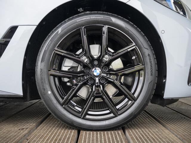 BMW i4 eDrive35 | M Sportpakket | Comfort Pack | Stuurwielrand verwarmd | Comfort Access | Achteruitrijcamera | Schuif-/kanteldak | Stoelverwarming