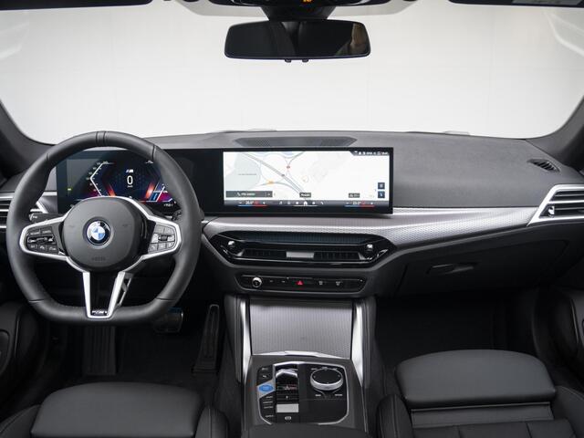 BMW i4 eDrive35 | M Sportpakket | Comfort Pack | Stuurwielrand verwarmd | Comfort Access | Achteruitrijcamera | Schuif-/kanteldak | Stoelverwarming