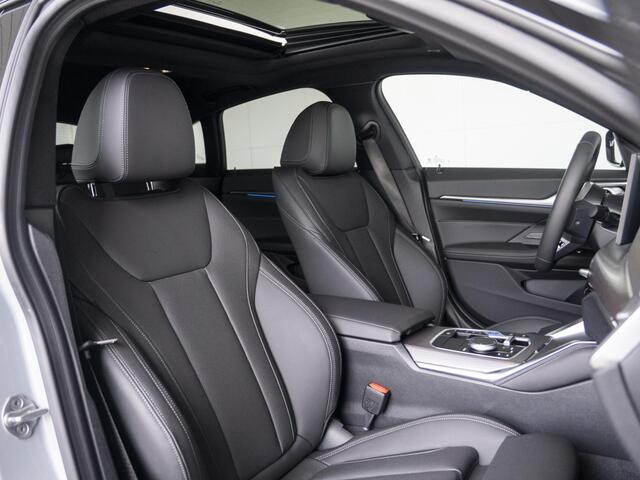 BMW i4 eDrive35 | M Sportpakket | Comfort Pack | Stuurwielrand verwarmd | Comfort Access | Achteruitrijcamera | Schuif-/kanteldak | Stoelverwarming