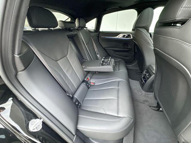 BMW i4 xDrive40 M-Sport Pro / Glazen Schuifdak / Comfort Acces / Adaptieve LED Koplampen / Trekhaak Elektrisch Wegklapbaar / Getinte Ramen / 19"