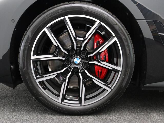 BMW i4 eDrive35 M Sport Edition | Innovation Pack | Comfort Pack | Stuurwielrand Verwarmd | Trekhaak | Schuifdak | Driving Assistant Professional | Harman Kardon | 19''
