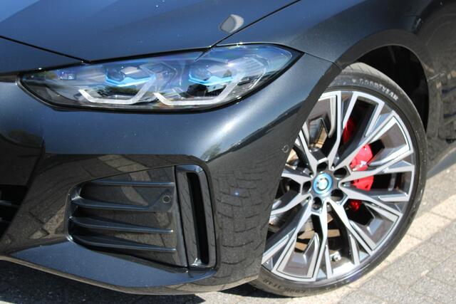BMW i4 M50 / Schuif-kanteldak / Trekhaak / Laserlight / M Adaptief onderstel / Parking Assistant Plus / Comfort Access