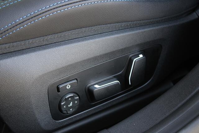 BMW i4 M50 / Schuif-kanteldak / Trekhaak / Laserlight / M Adaptief onderstel / Parking Assistant Plus / Comfort Access