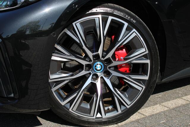BMW i4 M50 / Schuif-kanteldak / Trekhaak / Laserlight / M Adaptief onderstel / Parking Assistant Plus / Comfort Access