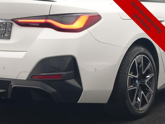 BMW i4 eDrive35 M Sport 70 kWh 286pk Dealer O.H | Trekhaak Af Fabriek | Adaptive Cruise | 360 Camera | Alcantara Sportstoelen Verwarmd | Widescreen Navi | Apple Carplay | Virtual | DAB | 18" L.M |