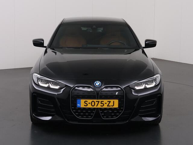 BMW i4 eDrive35 High Executive 70 kWh | M-Pakket | SOH 96% | HUD | Sportstoelen elektrisch verstelbaar + Geheugen | Camera | DAB | Apple CarPlay/Android Auto | Adaptieve Cruise Control | Ele. kofferdeksel |