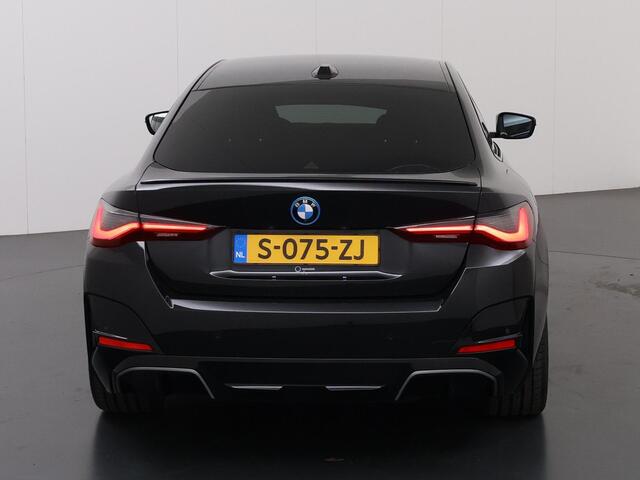 BMW i4 eDrive35 High Executive 70 kWh | M-Pakket | SOH 96% | HUD | Sportstoelen elektrisch verstelbaar + Geheugen | Camera | DAB | Apple CarPlay/Android Auto | Adaptieve Cruise Control | Ele. kofferdeksel |