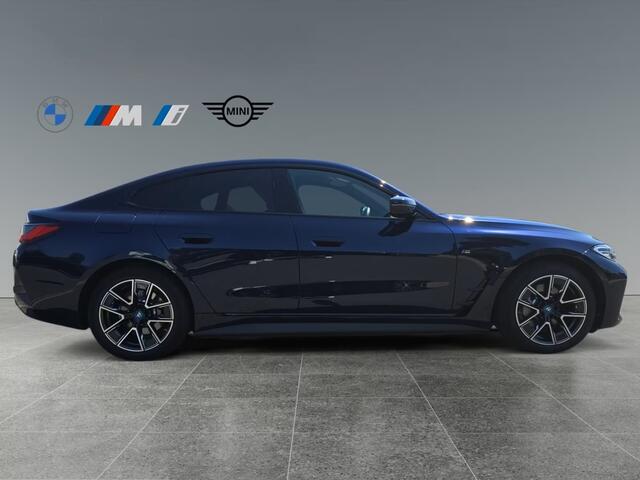 BMW i4 eDrive40 M-SPORT 84 kWh (250kW/340pk) ** LEDER, TREKH, PANO, H&K SOUND, 18-inch LMV ** 1e EIG - UNFALLFREI ** ** INFORMEER OOK NAAR ONZE AANTREKKELIJKE FINANCIAL-LEASE TARIEVEN **