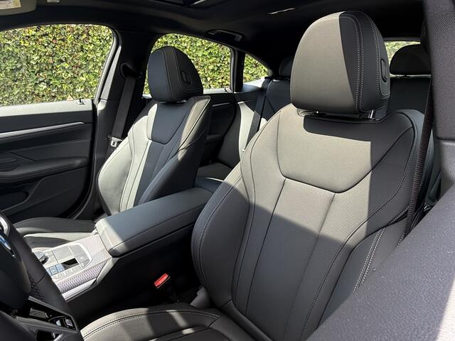 BMW i4 eDrive35 | M-Sport | Schuif-/Kanteldak | HiFi | Camera | Comfort Access | Elek. Trekhaak